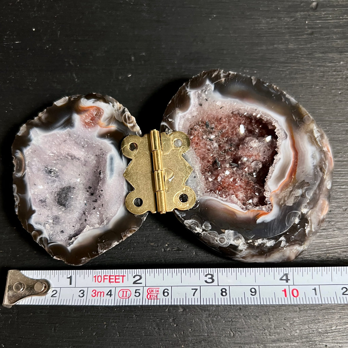 Achat Ringbox 70mm mit Goldscharnier, innen rosa und weisse Kristalldruse, aussen graubraun geschichtet | Happy Minerals
