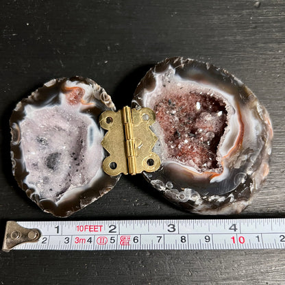 Achat Ringbox 70mm mit Goldscharnier, innen rosa und weisse Kristalldruse, aussen graubraun geschichtet | Happy Minerals