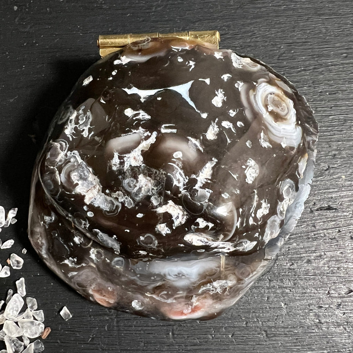 Achat Ringbox rundlich, dunkelbraun-graue Politur mit weissen Kristalldrusen und Goldscharnier | Happy Minerals