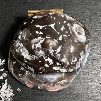 Achat Ringbox rundlich, dunkelbraun-graue Politur mit weissen Kristalldrusen und Goldscharnier | Happy Minerals