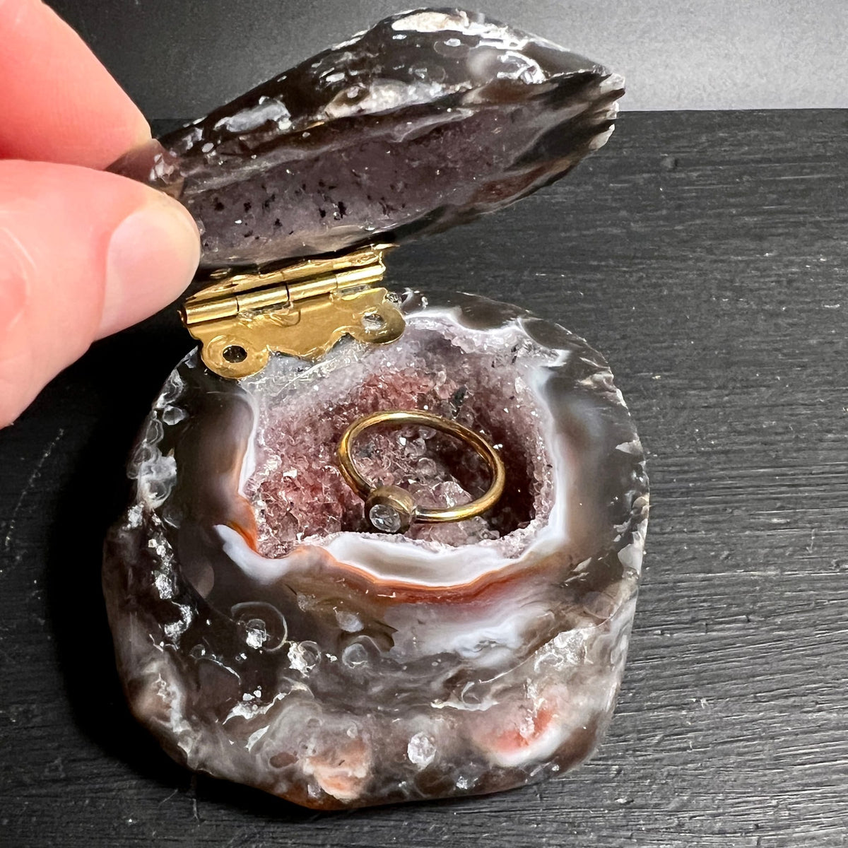 Achat Ringbox 70mm mit Geode-Hohlraum, rosa Kristallen und goldenem Scharnier, aussen graubraun | Happy Minerals