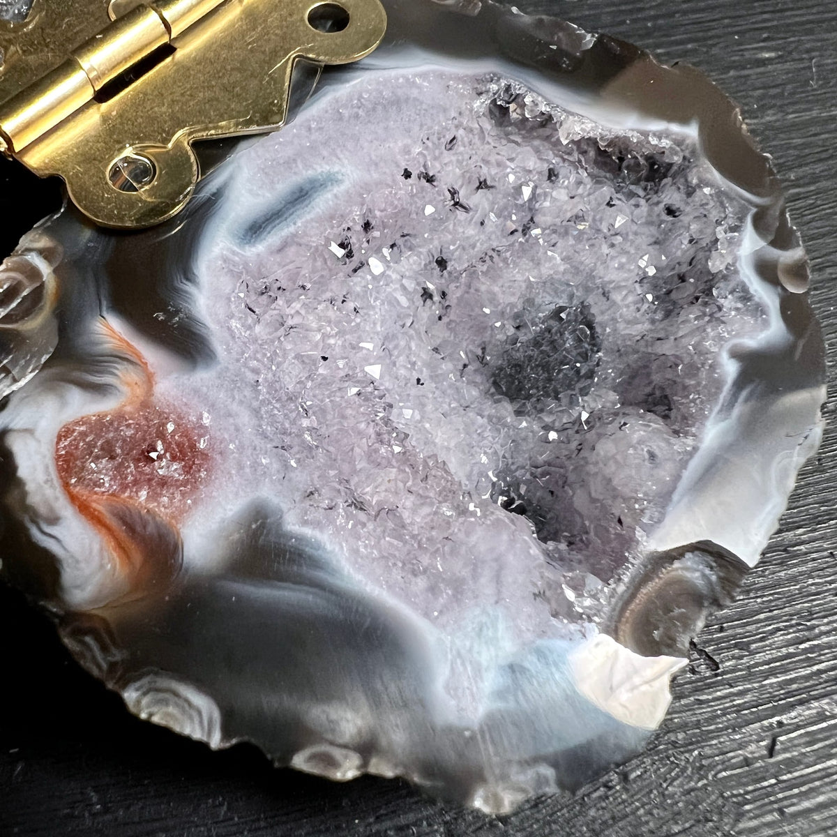 Achat Ringbox mit grau-lila Drusenkristallen, orangeroter Zone und weiss-grauem Achatrand | Happy Minerals