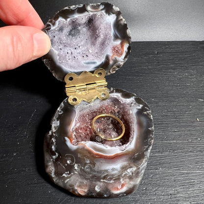 Achat Ringbox aufgeklappt mit lila Amethyst-Drusen innen, Goldscharnier, grau-weisse Außenseite | Happy Minerals