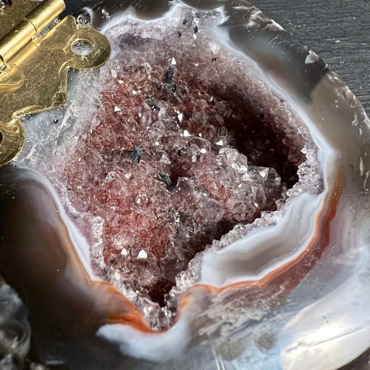Achat Geode Innenraum mit rosa-violetten Amethyst-Kristallen, weisser Randzone und Goldscharnier | Happy Minerals