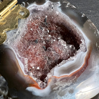 Achat Geode Innenraum mit rosa-violetten Amethyst-Kristallen, weisser Randzone und Goldscharnier | Happy Minerals