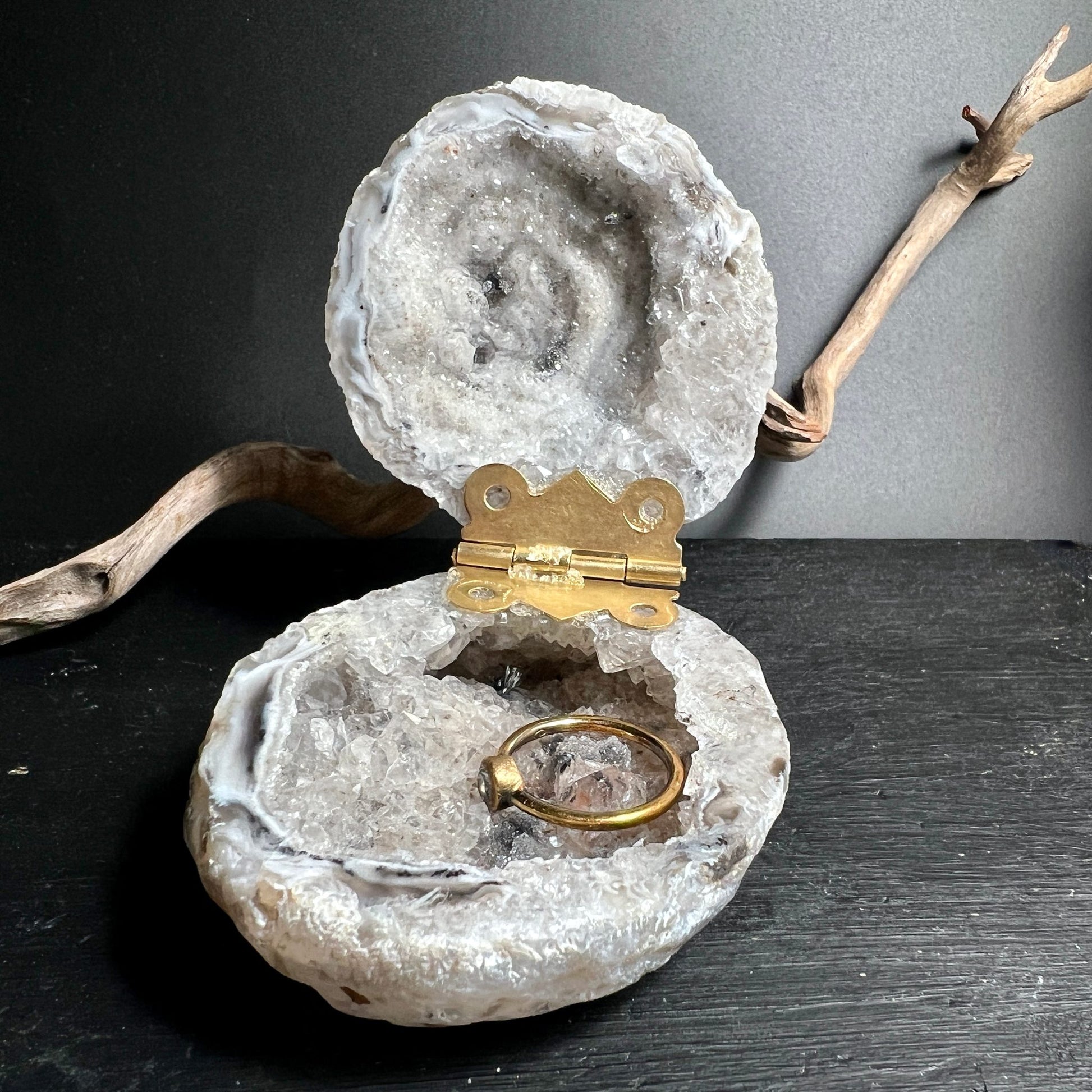 Brasilianischer Achat Rohstein | Dose geöffnet | Goldring innen | Messingscharniere | Happy Minerals