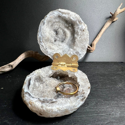 Brasilianischer Achat Rohstein | Dose geöffnet | Goldring innen | Messingscharniere | Happy Minerals