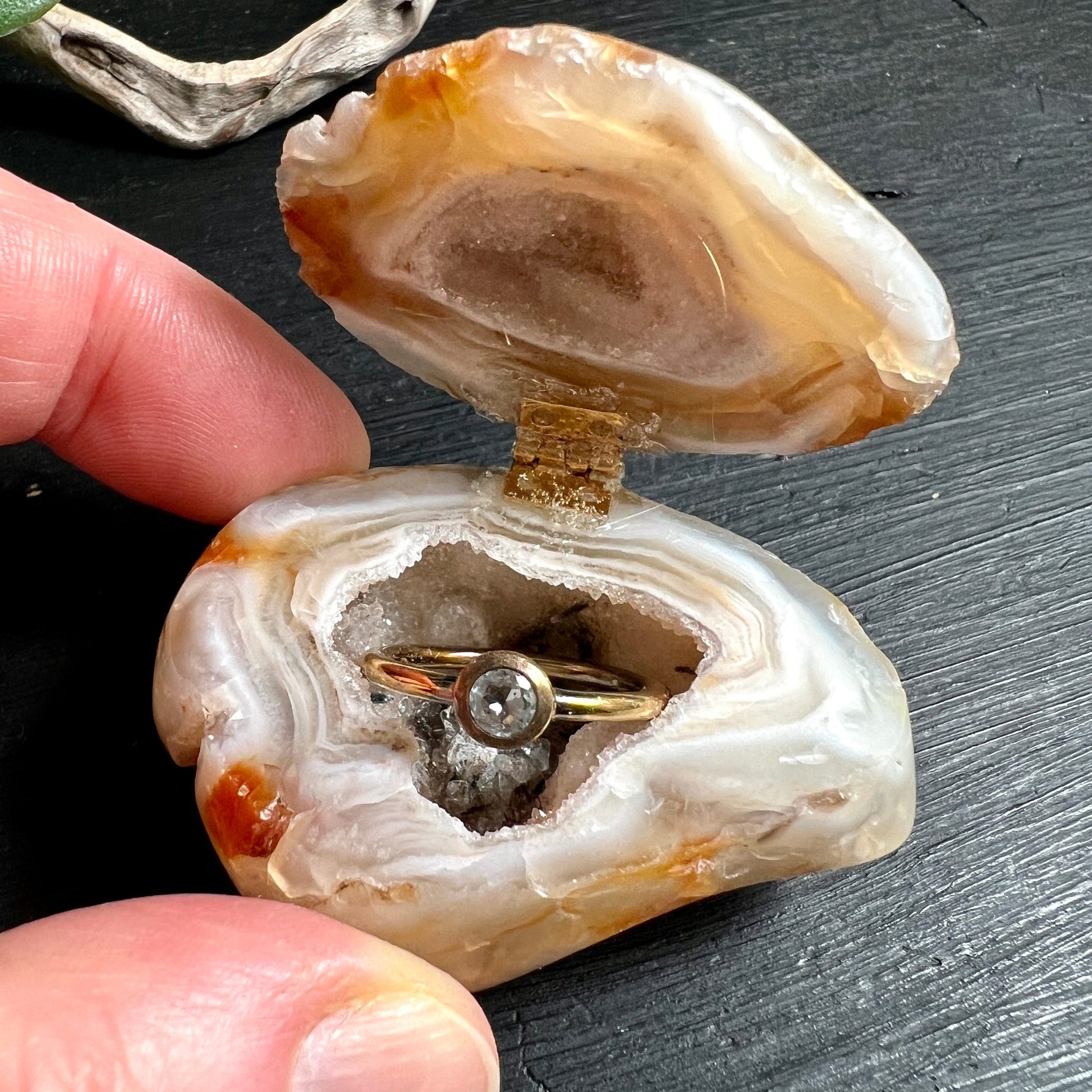 Goldring in Achat Juwelenbox | Ring-Aufbewahrung | kristalline Geode | Brasilien Schmuckdose Happy Minerals