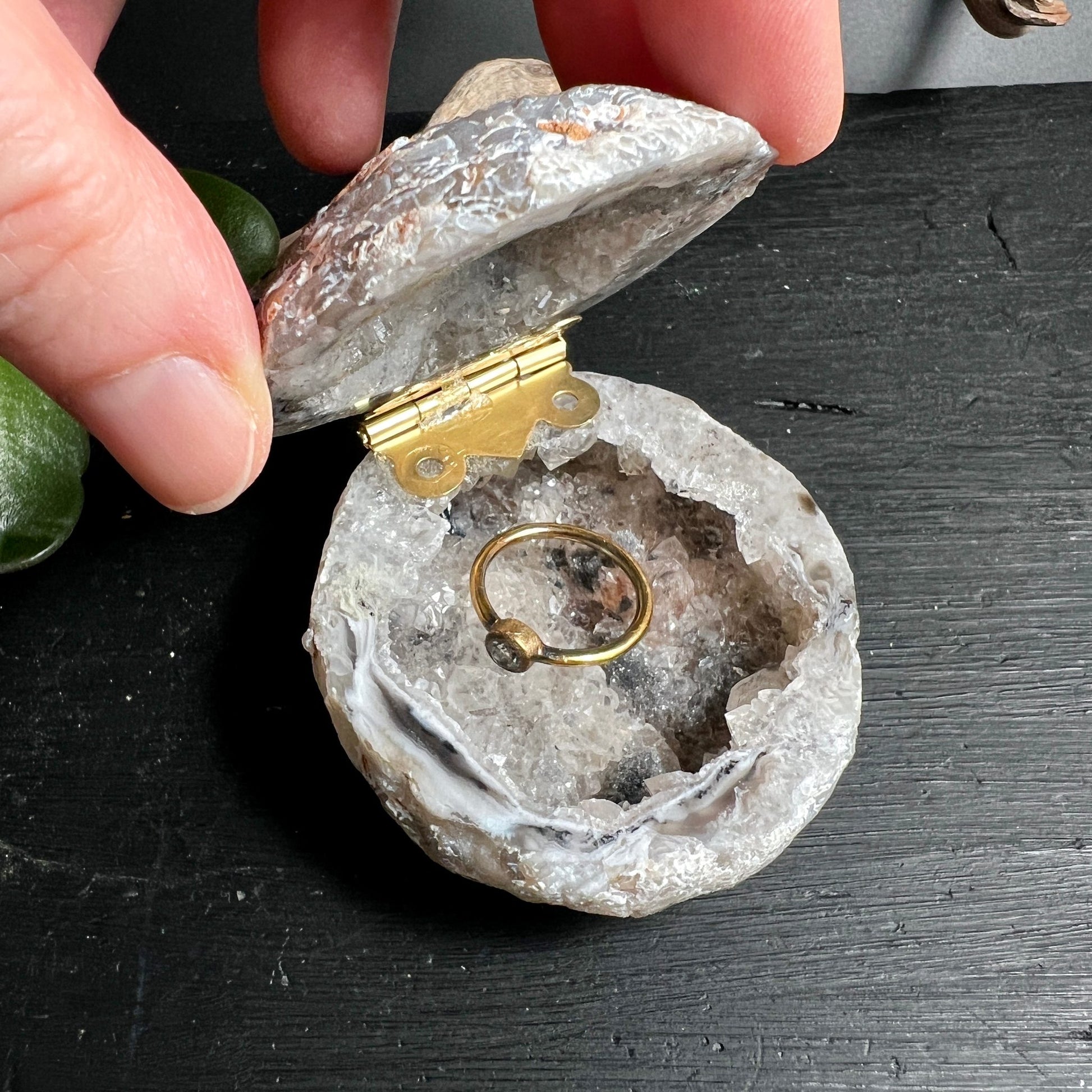 Achat Steinbox Brasilien | Hand hält geöffnet | Kristallhöhle innen | Goldener Ring | Happy Minerals