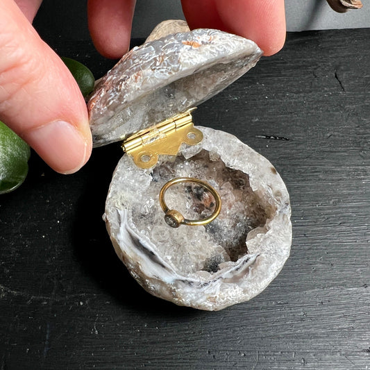 Achat Steinbox Brasilien | Hand hält geöffnet | Kristallhöhle innen | Goldener Ring | Happy Minerals