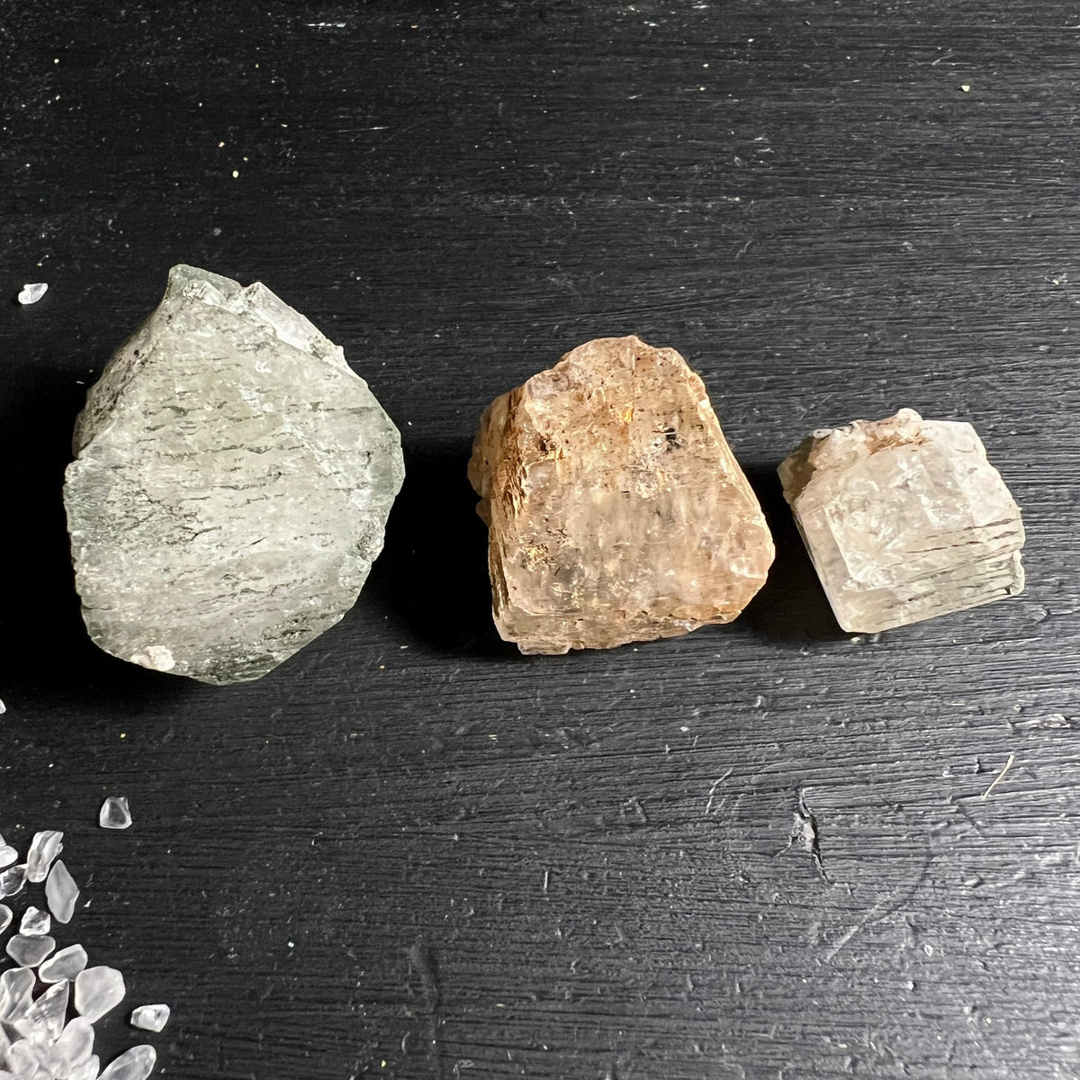 Adular Rohsteine Trio | zartgrüner Glanz | warmes Pfirsichbeige | Happy Minerals