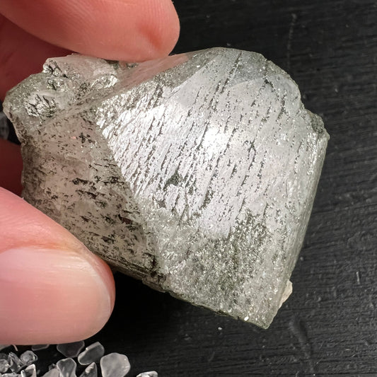 Adular Rohstein in Hand | schimmernde grüne Facetten | natürliche Streifen | Happy Minerals