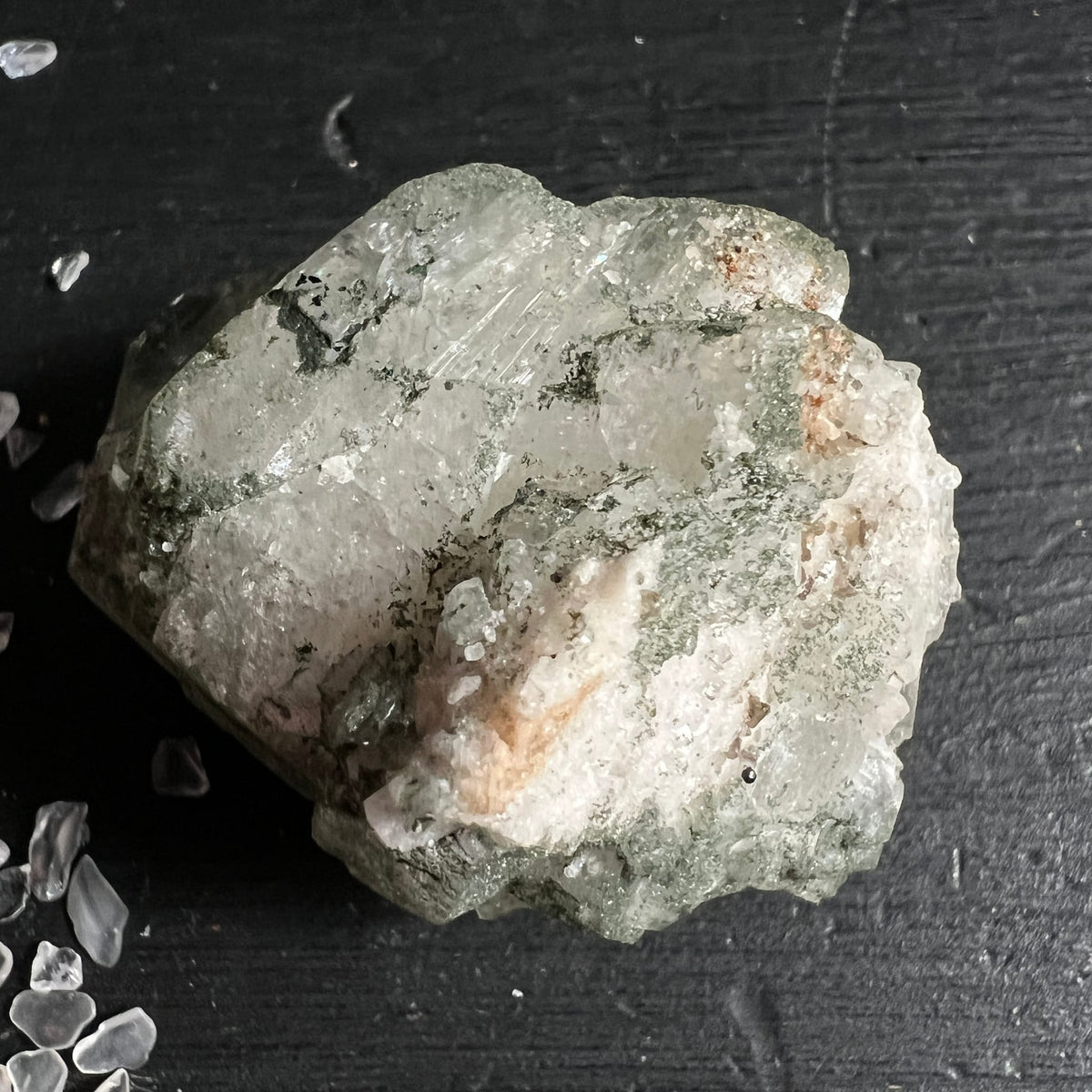 Adular Rohstein Draufsicht | moosgrüne Einschlüsse | milchige Textur | Happy Minerals