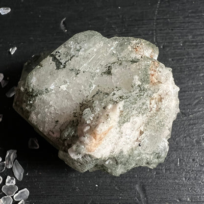 Adular Rohstein Draufsicht | moosgrüne Einschlüsse | milchige Textur | Happy Minerals
