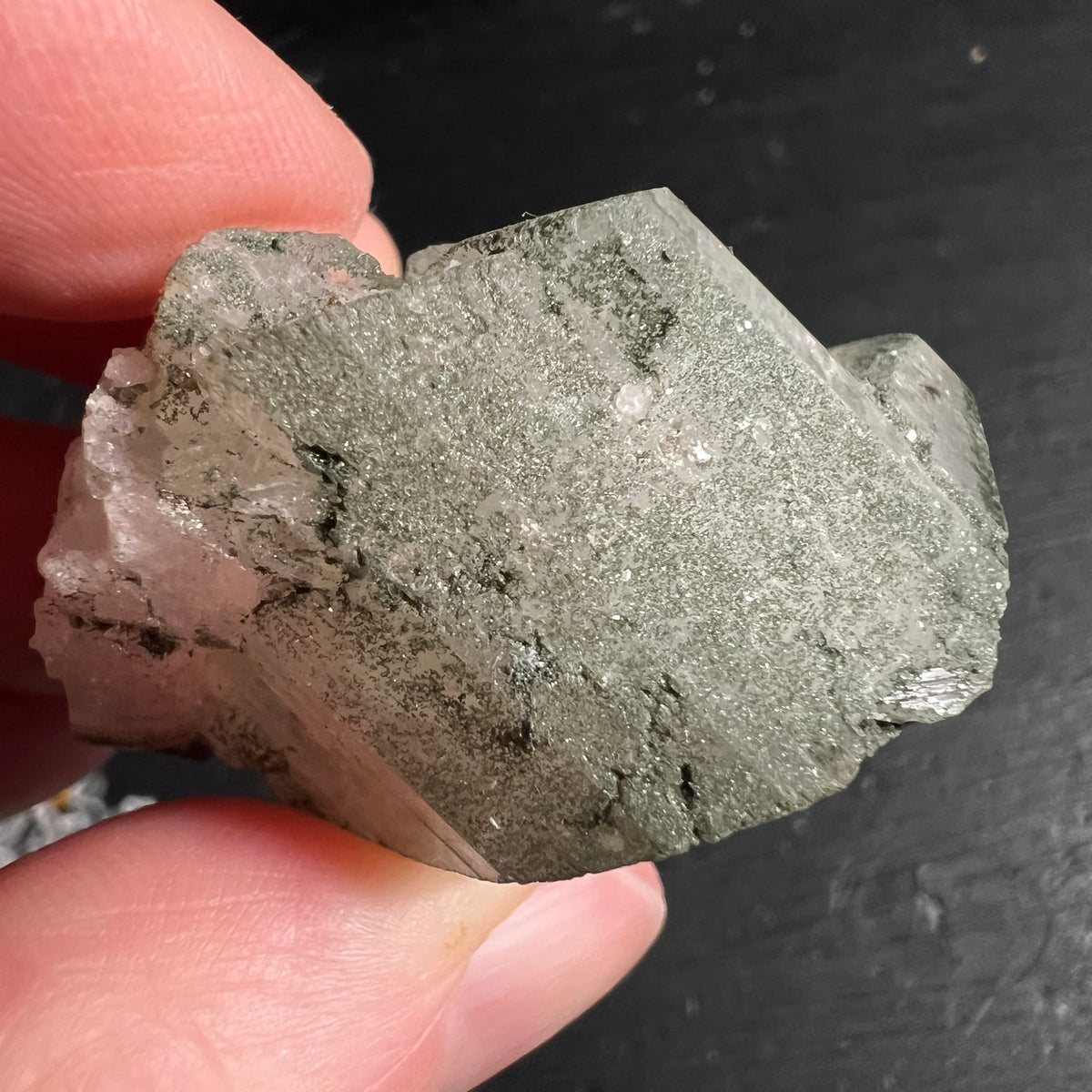 Adular Rohstein handgehalten | silbrig schimmernde Kristallfläche | erdige Nuancen | Happy Minerals
