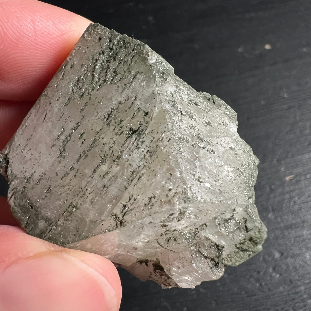Adular Rohstein Nahaufnahme | grünlich-graue Kristallstruktur | feine Riefen | Happy Minerals