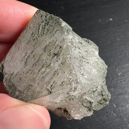 Adular Rohstein Nahaufnahme | grünlich-graue Kristallstruktur | feine Riefen | Happy Minerals