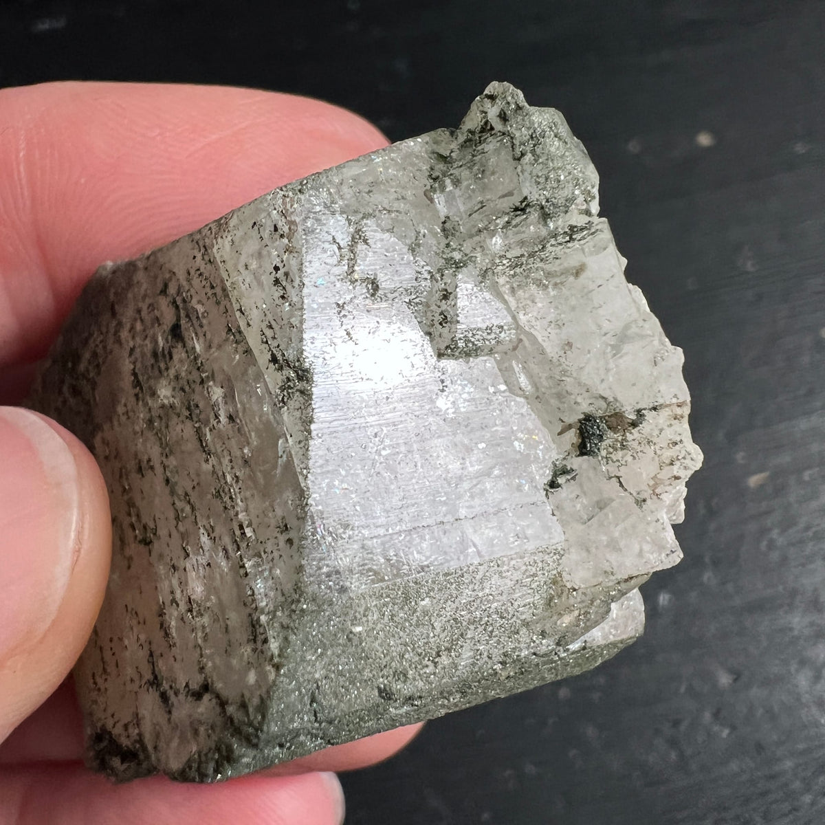 Adular Rohstein in Fingern | gestreifte Oberfläche | changierendes Grün | Happy Minerals
