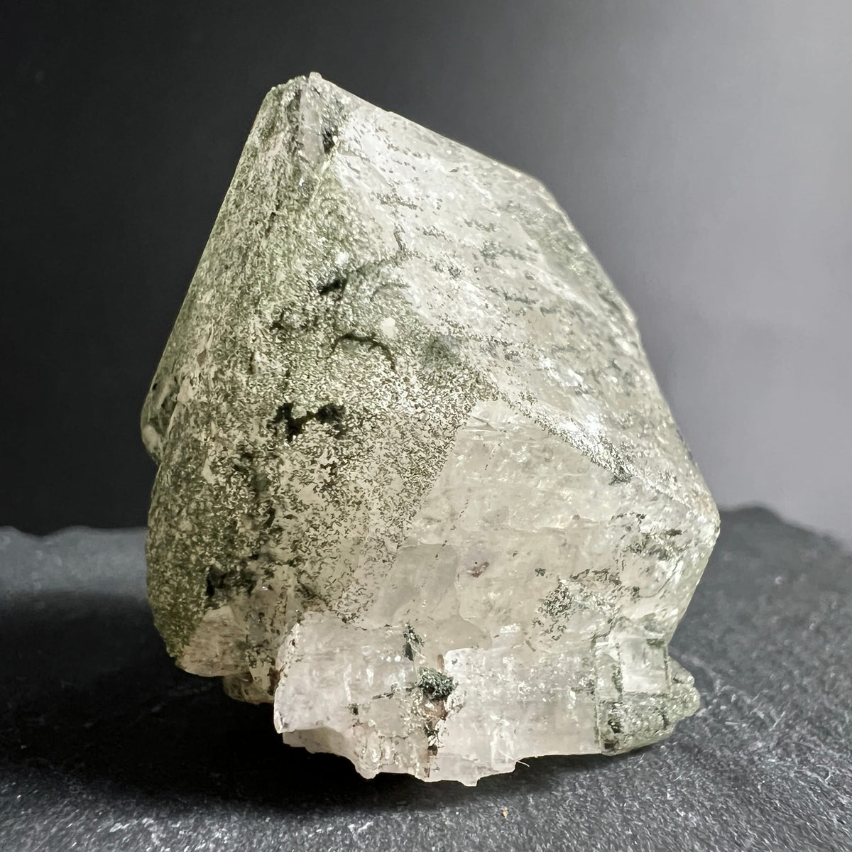 Adular Rohstein freigestellt | moosige Flechten-Optik | edler Glanz | Happy Minerals
