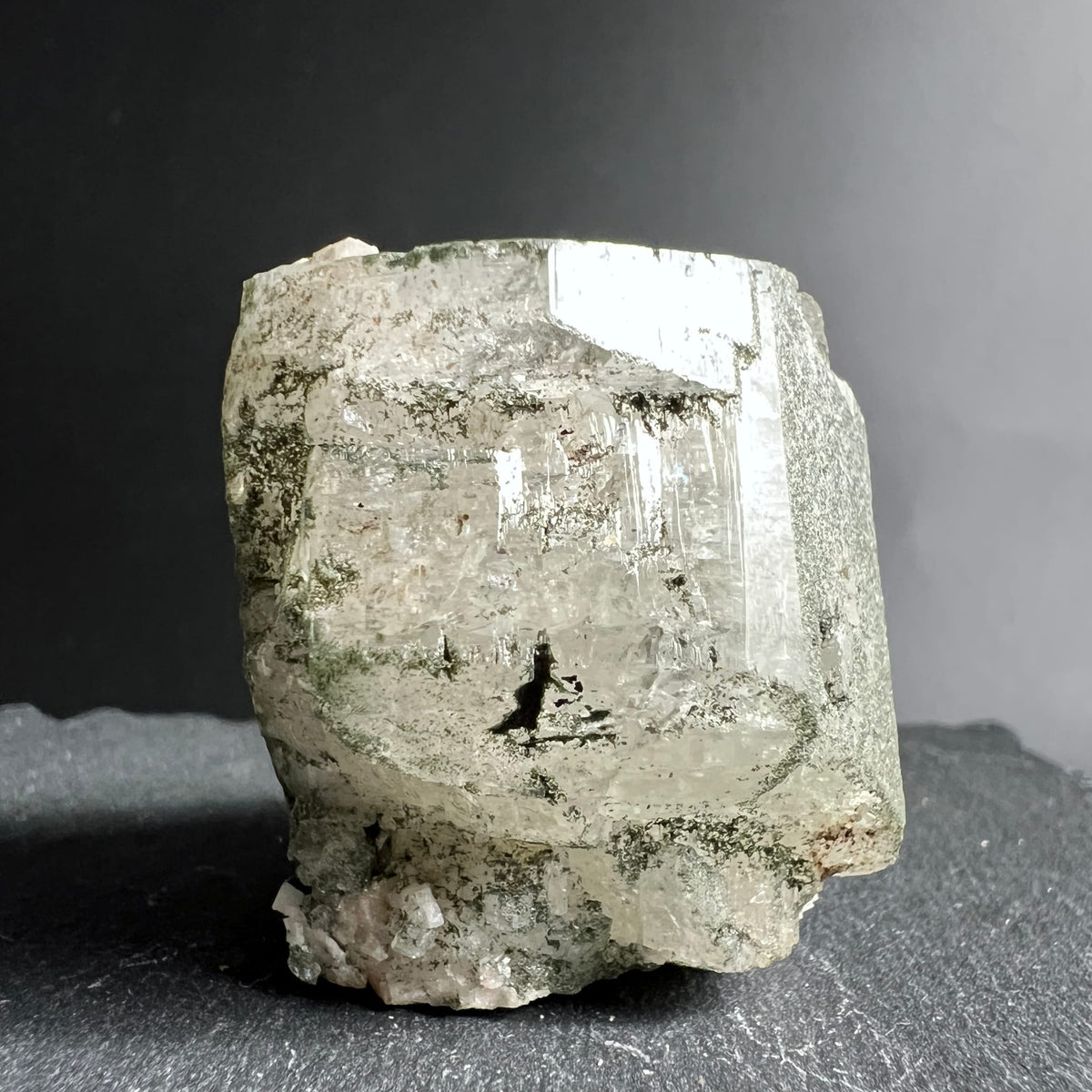 Adular Rohstein Studioaufnahme | klare Kristallkante | zartgrüne Sprenkel | Happy Minerals