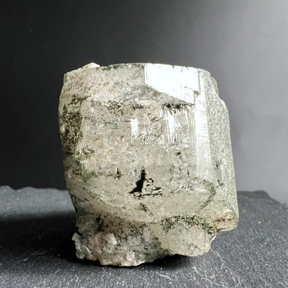 Adular Rohstein Studioaufnahme | klare Kristallkante | zartgrüne Sprenkel | Happy Minerals