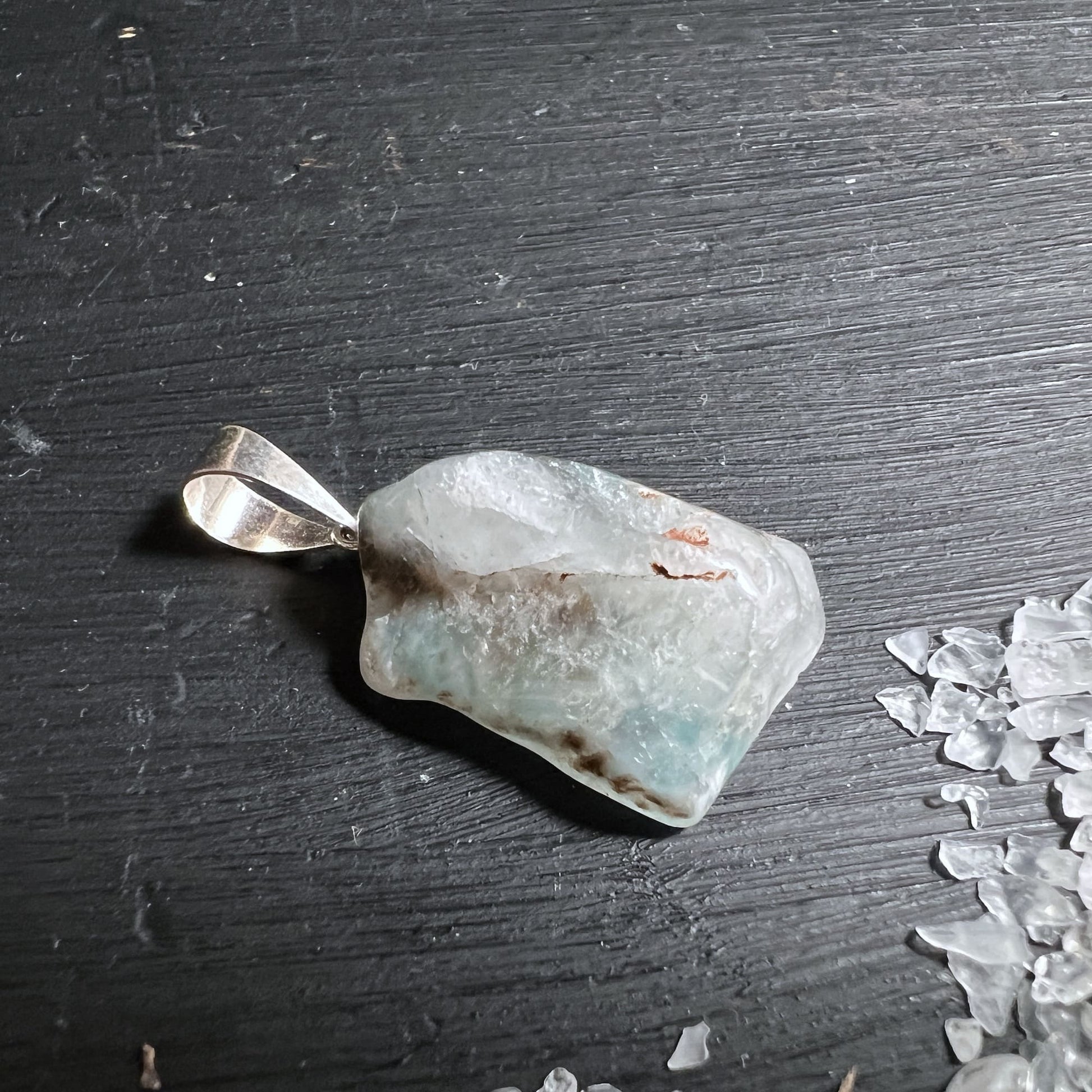 Ajote Quarz Anhänger mit Gilalit Einschlüssen, glänzende Silberöse | Happy Minerals