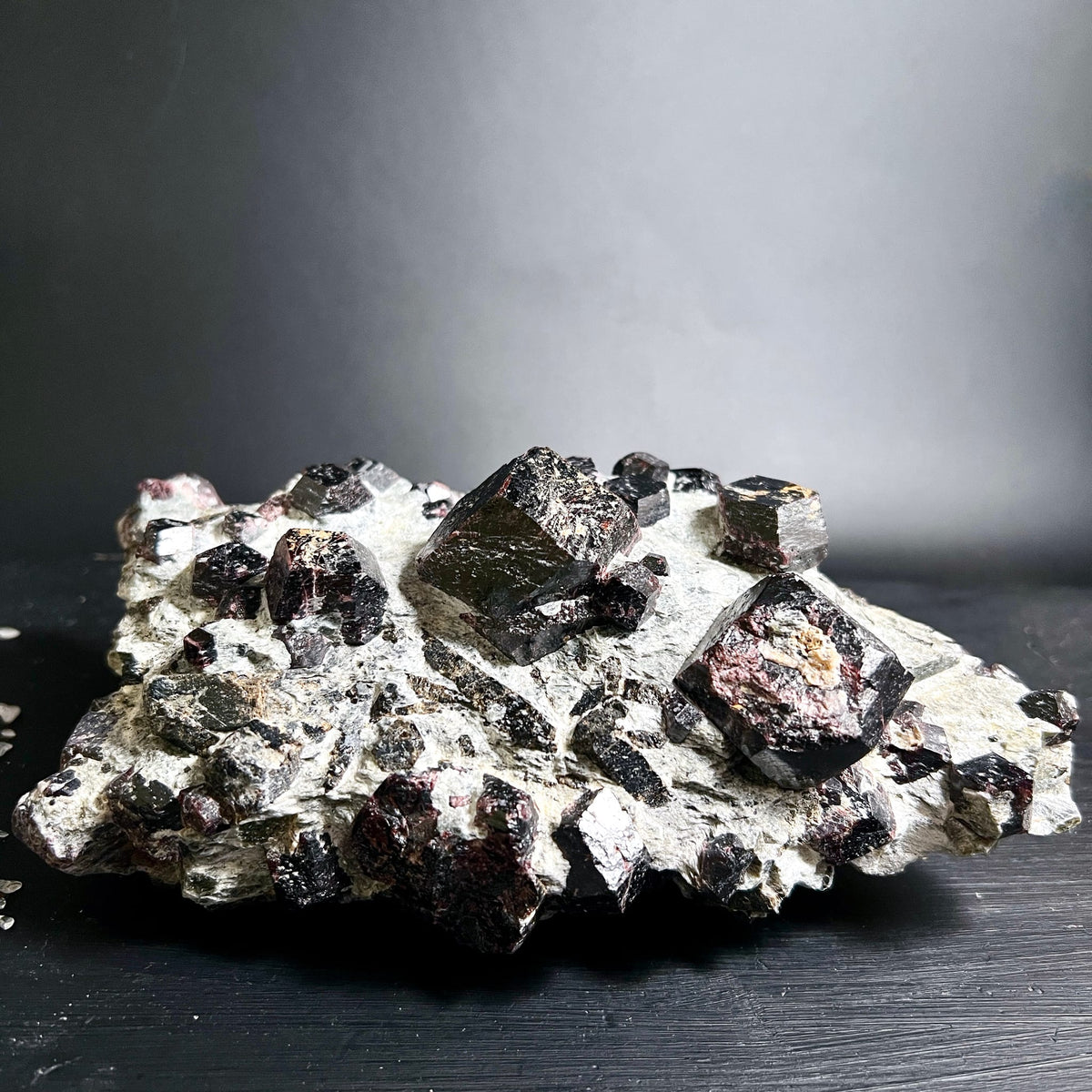 Almandin | Granat-Kristalle | rohe Matrix | Norwegen | dunkelrote Facetten | Happy Minerals