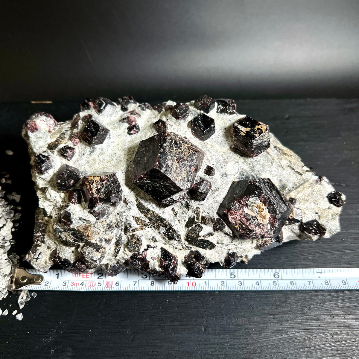 Almandin-Granat | Rohstein mit Maßband | Größenvergleich | weiße Gesteinsmatrix | Happy Minerals