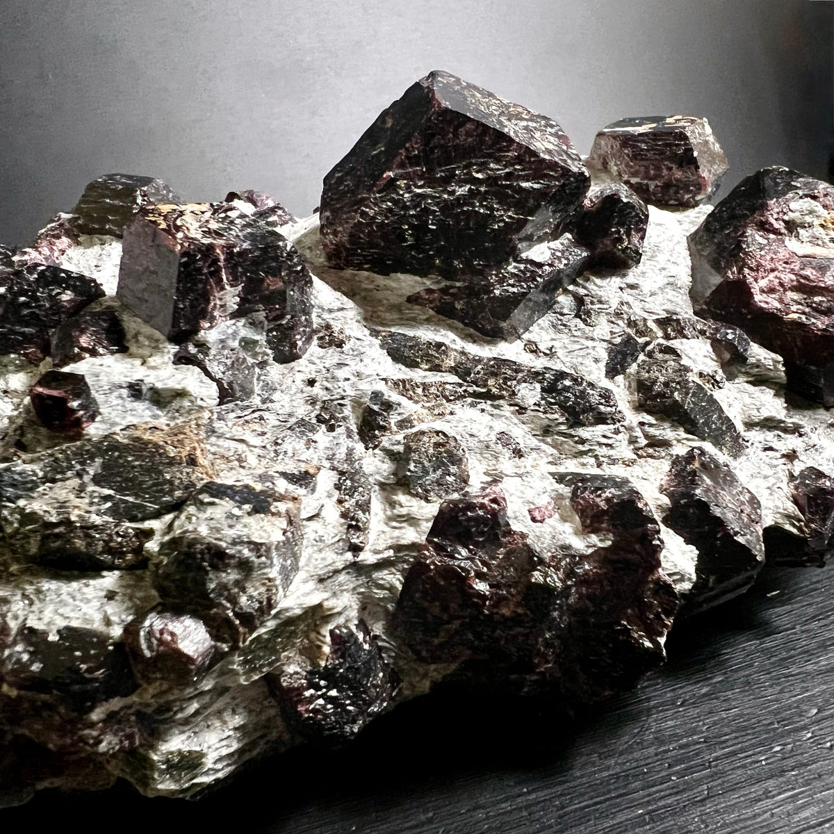 Granat-Kristalle | Almandin Nahaufnahme | dunkelrote Kanten | glänzende Flächen | Happy Minerals