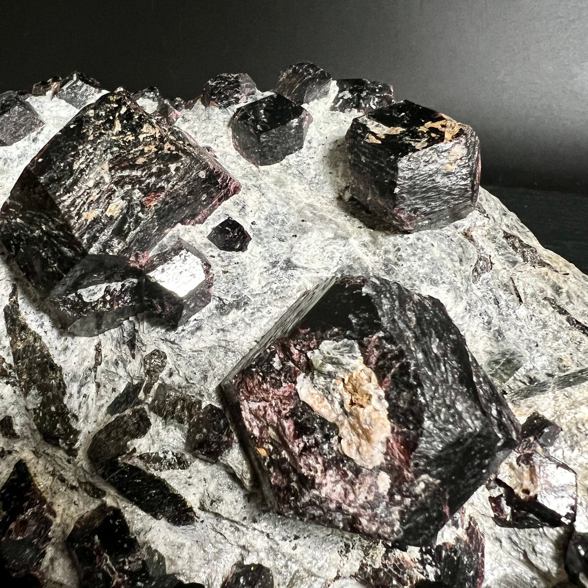 Almandin-Detail | rötliche Granat-Facetten | goldene Einschlüsse | Norwegen Mineral | Happy Minerals