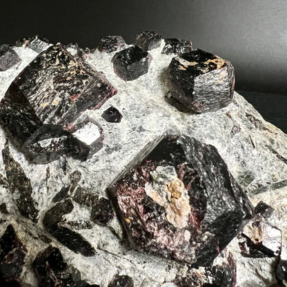 Almandin-Detail | rötliche Granat-Facetten | goldene Einschlüsse | Norwegen Mineral | Happy Minerals