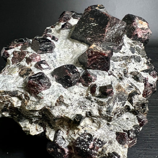 Granat-Cluster | Almandin in Matrix | dichte Kristallformation | rotbraune Töne | Happy Minerals