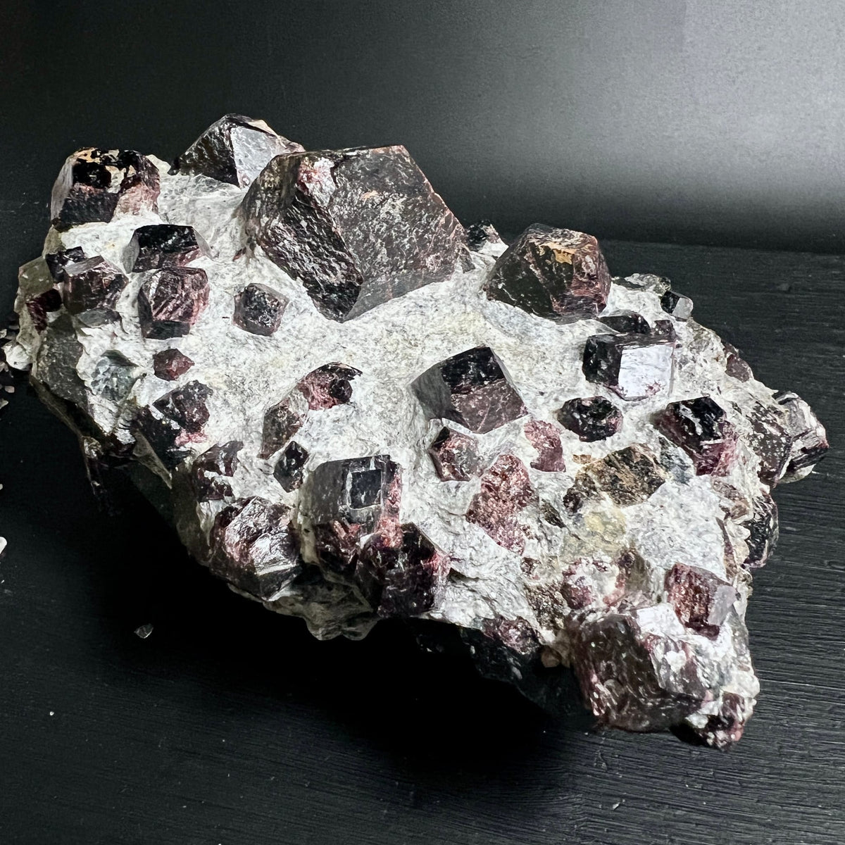 Almandin-Rohstein | Granat-Ansammlung | weiße Matrix | tiefrote Kristalle | Happy Minerals
