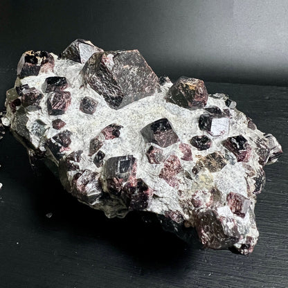 Almandin-Rohstein | Granat-Ansammlung | weiße Matrix | tiefrote Kristalle | Happy Minerals