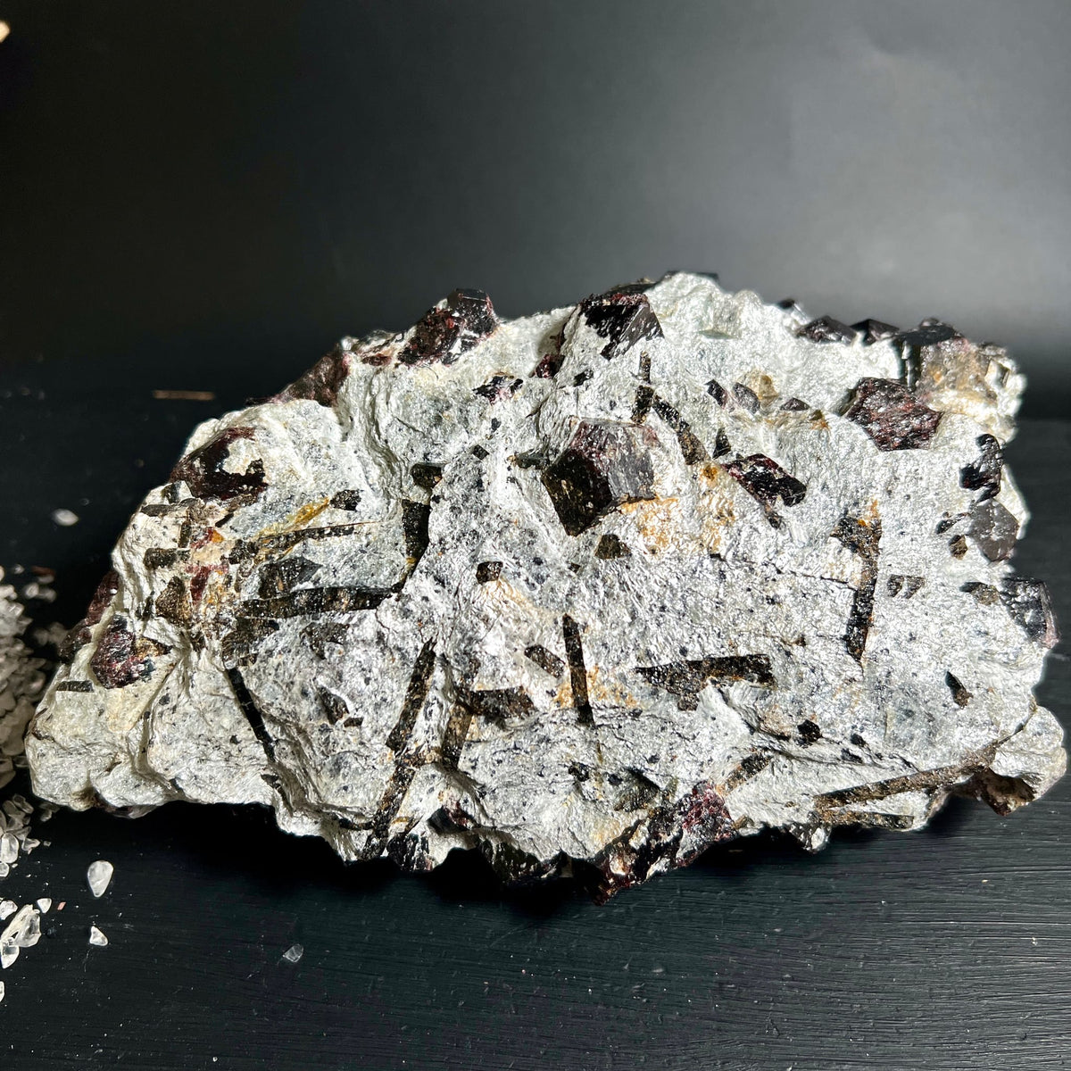 Granat-Matrix Textur | nadelförmige Einschlüsse | Glimmerstruktur | Almandin Norwegen | Happy Minerals