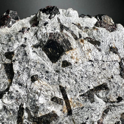 Almandin Makro | rhombische Kristallform | glänzende Oberfläche | Granat-Detail | Happy Minerals