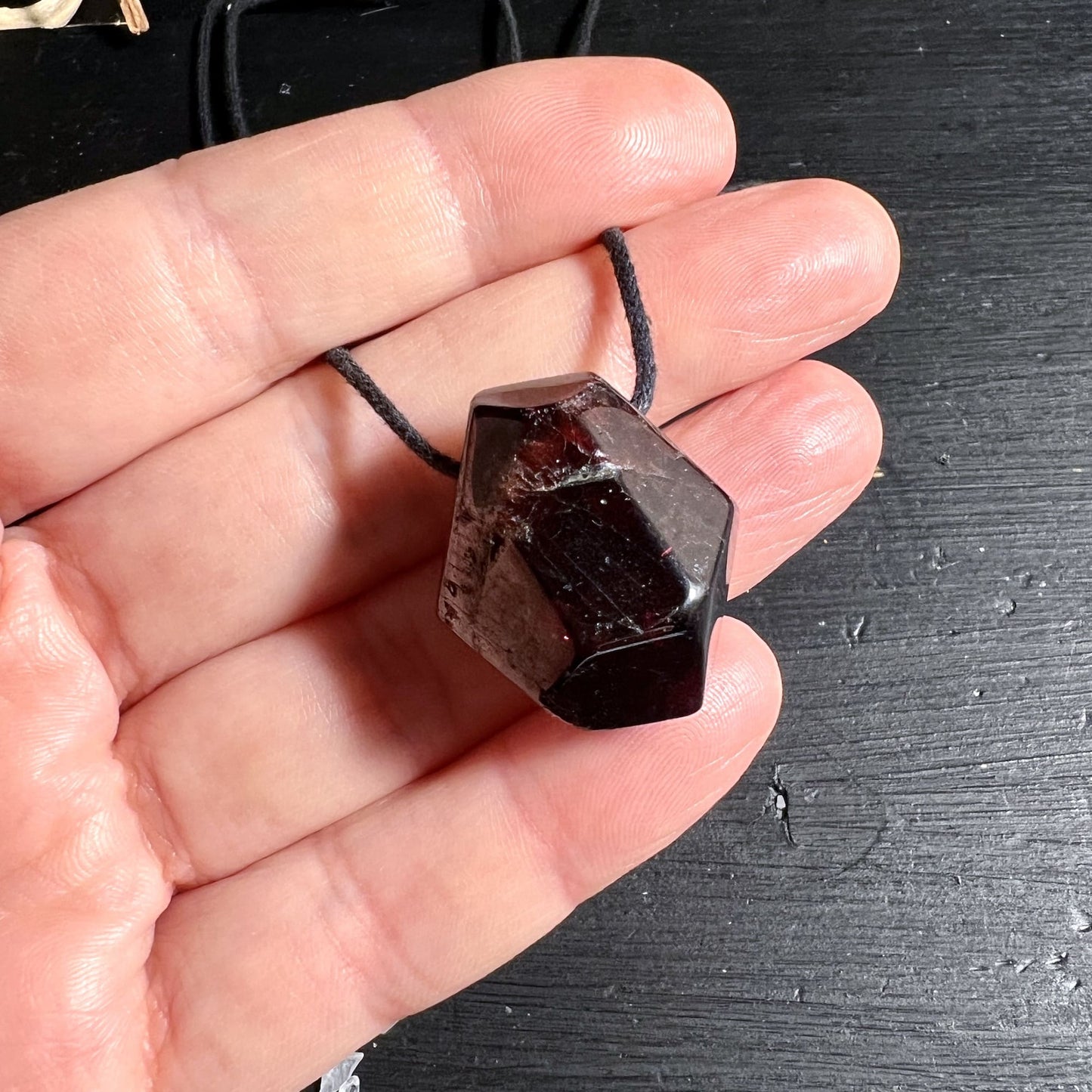 Unikat roter Granat Kristall Anhaenger | Happy MInerals