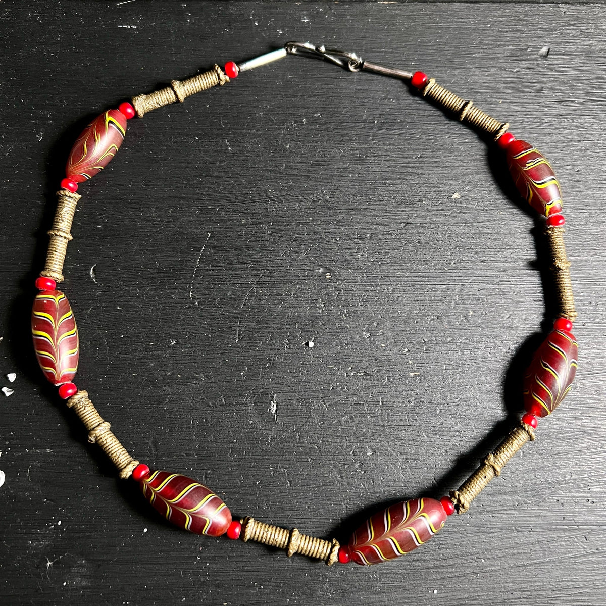 Alte afrikanische Glasperlen-Kette | ovale Perlen mit Messingwicklung | Happy Minerals Unikat