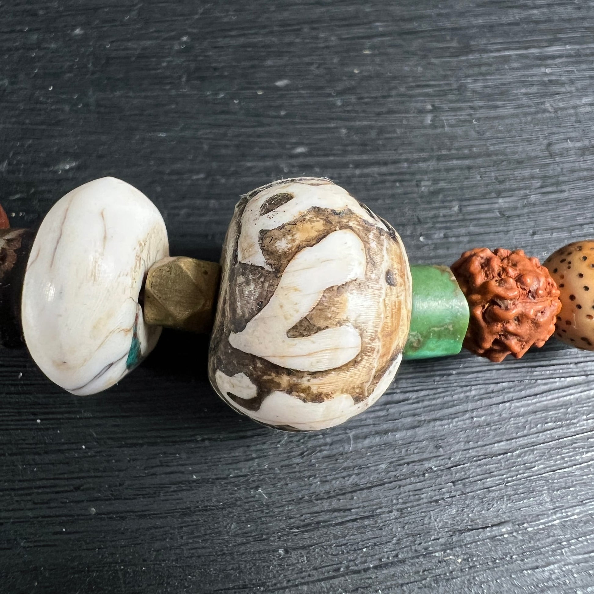Detailaufnahme Dzi-Perle | Knochen-Optik | Türkis | Rudraksha | Happy Minerals