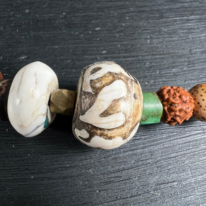 Detailaufnahme Dzi-Perle | Knochen-Optik | Türkis | Rudraksha | Happy Minerals
