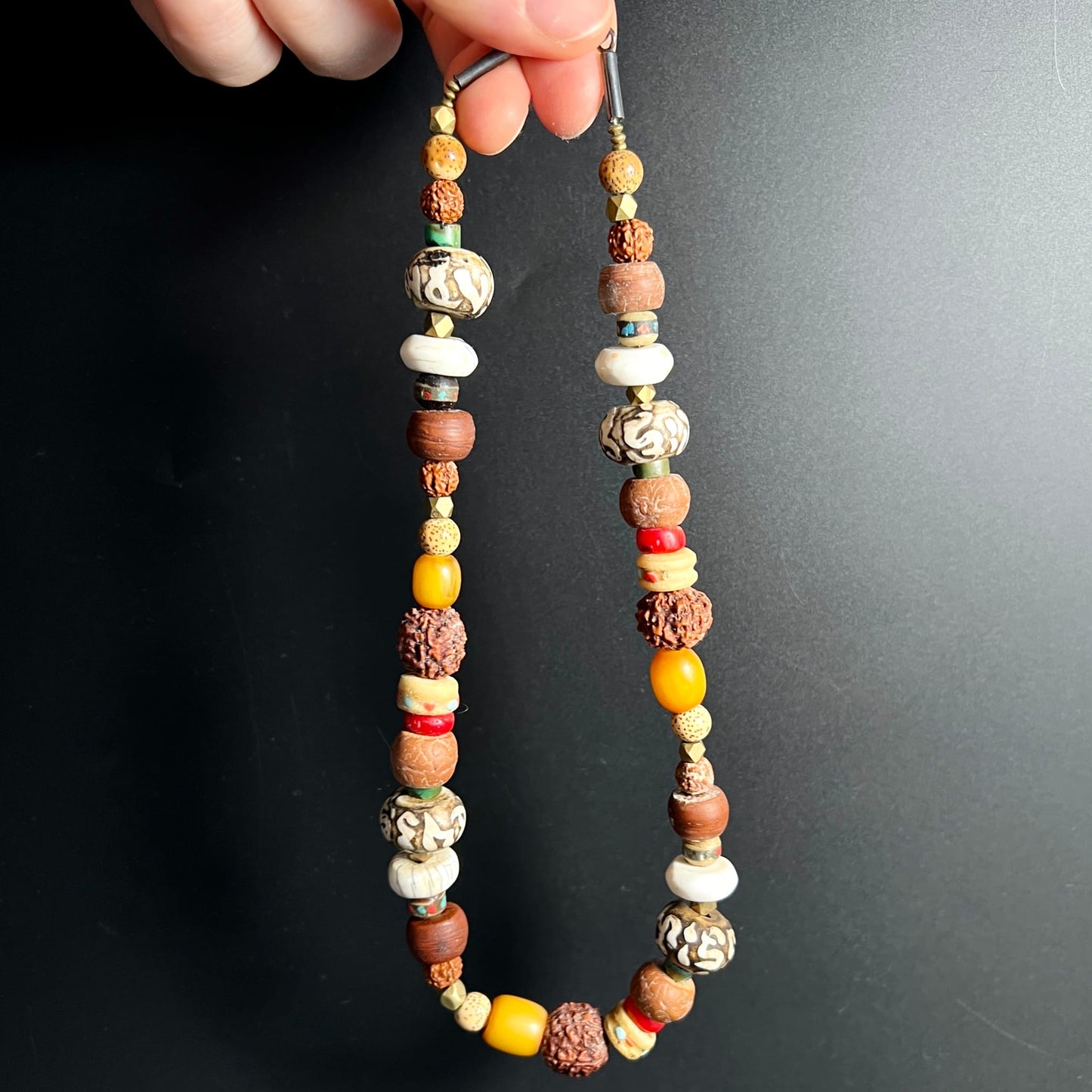 Perlenkette in voller Länge | Nahaufnahme | Rudraksha und Dzi-Perlen | Happy Minerals