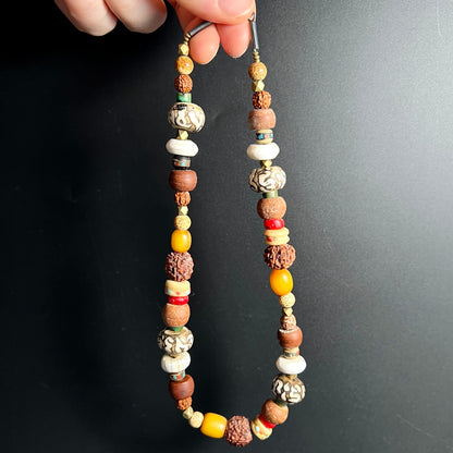 Perlenkette in voller Länge | Nahaufnahme | Rudraksha und Dzi-Perlen | Happy Minerals