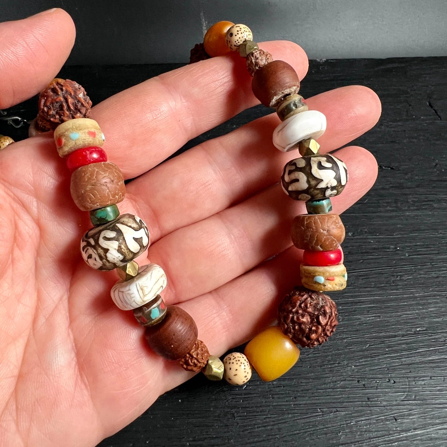 Perlenkette in der Hand | Größenvergleich | Dzi-Perlen | Türkis-Akzente | Happy Minerals