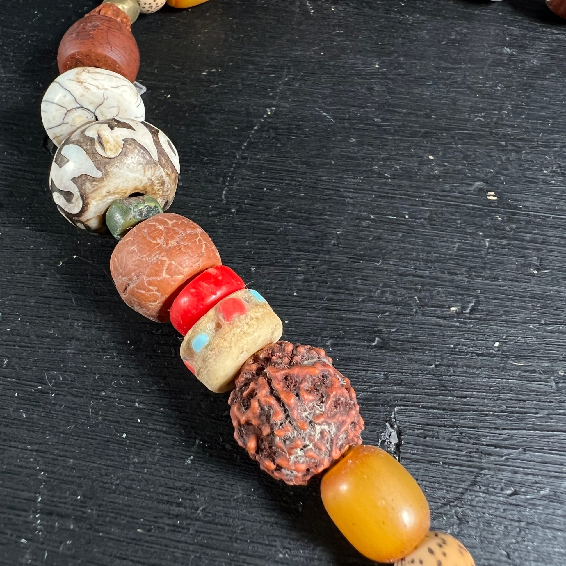 Nahaufnahme bunte Perlenkette | Koralle | Türkis | Bernstein | Rudraksha | Happy Minerals