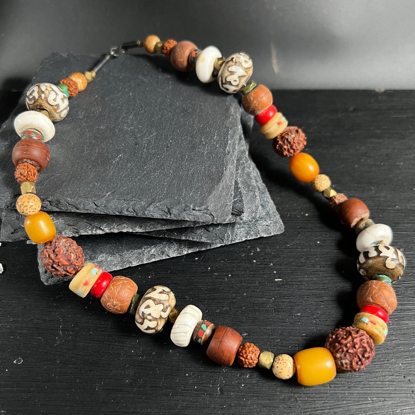 Perlenkette auf Schieferstein | erdige Farbtöne | Dzi-Perlen | Rudraksha | Happy Minerals