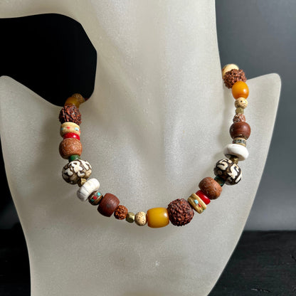 Perlenkette am Hals | Tragebild | bunte Naturperlen | Nepal-Schmuck | Happy Minerals
