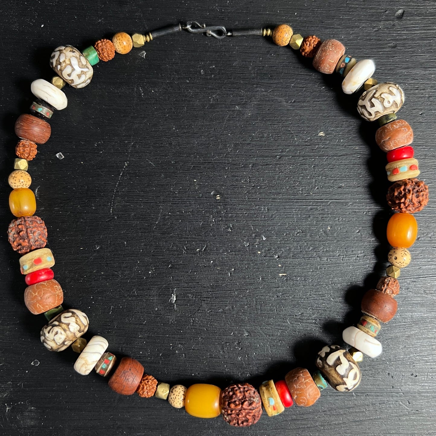 Alte Perlenkette aus Nepal | bunte Dzi-Perlen | Rudraksha | Bernstein-Töne | Happy Minerals