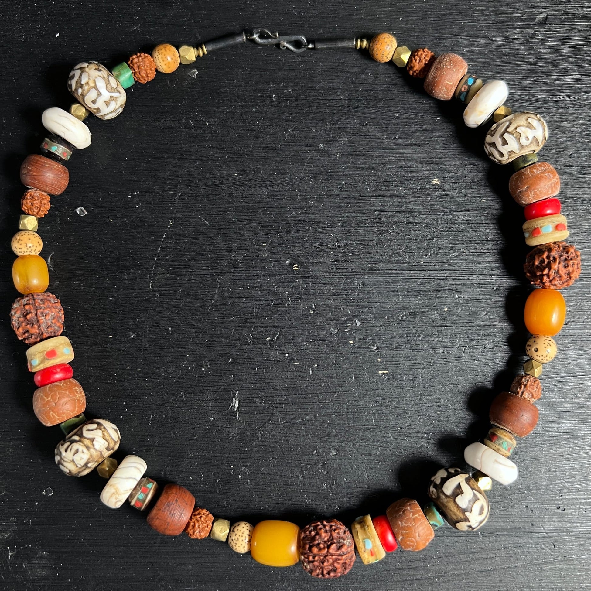 Alte Perlenkette aus Nepal | bunte Dzi-Perlen | Rudraksha | Bernstein-Töne | Happy Minerals