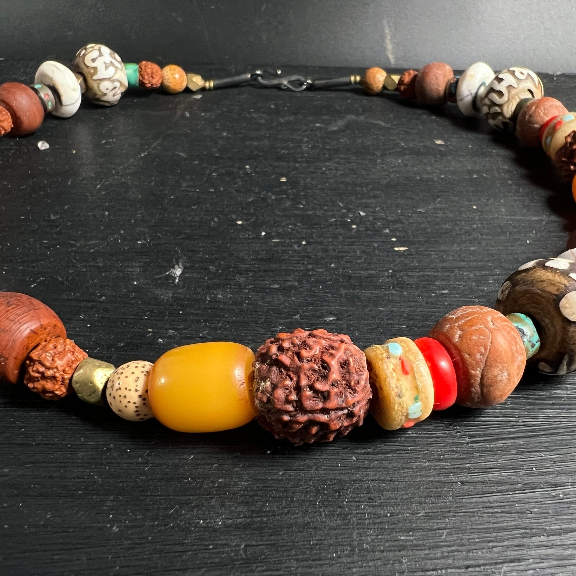 Detailansicht Verschluss | antike Perlenkette | Messing-Haken | Nepal | Happy Minerals