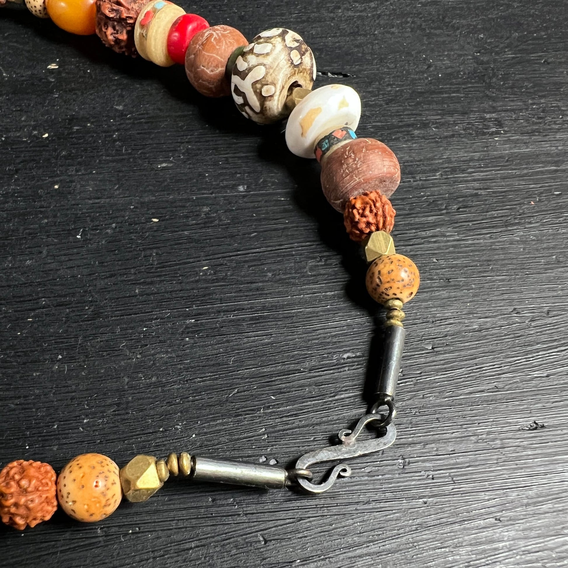 Nahaufnahme Verschluss | Metallhaken | Rudraksha-Perlen | Bernstein | Happy Minerals